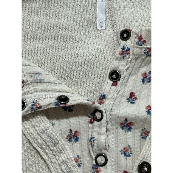 Free People Top Women’s Size XS Ivory Heart to Heart Floral Muslin Slouch Henley - Picture 6 of 10
